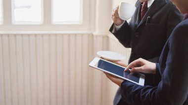 Bulanık bir imajla, iş adamı bir yatırım danışmanıyla gayrımenkul yatırımı planlamak ve işlerin sorunsuz yürümesi için finans kurumundan borç alma bütçesini tartışmak için konuşuyor..