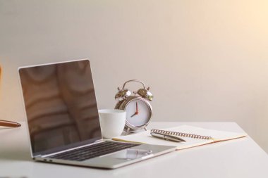 Bulanık fotoğraf, dizüstü bilgisayar ve belge ofis masasının penceresine konuldu. Enerji tasarrufu yapmak için doğal ışığı gün boyunca çalışmak ve iş adamlarını mutlu etmek ve iş konuşmak için kullanıyor..