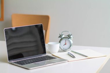 Masalardaki bilgisayarlar şirketler ağı ve internet ağı aracılığıyla diğer kurumlarla iletişim kurmak ve işbirliği yapmak için ofiste her zaman kullanılabilecek şekilde kurulmuştur..