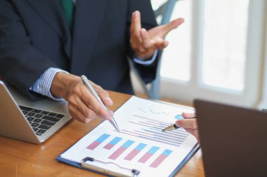 Pürüzsüz Odak, pazar analistleri emlak yatırımları planlamak ve işlerin sorunsuz yürümesi için gereken bütçeyi tartışmak üzere yatırım danışmanlarıyla görüşüyor. Yatırım danışmanı konsepti