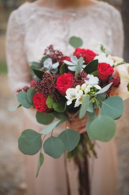 Gelin vintage elbise kırmızı peonies ve okaliptüs yeşillik ile oluşan gelin buketi holding