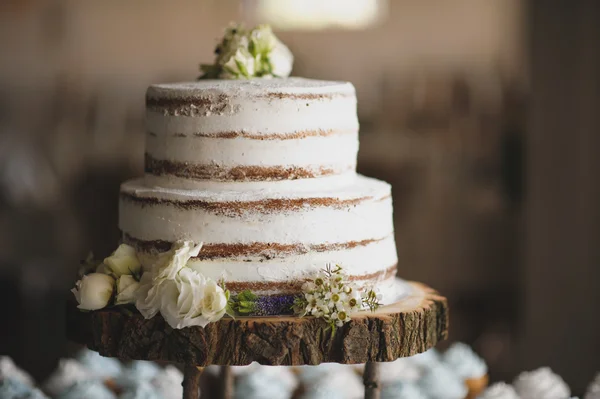 Tort weselny na drewnianej tablicy — Zdjęcie stockowe