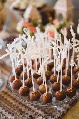 Altın yağmurlama ile çikolatalı kek çıkar