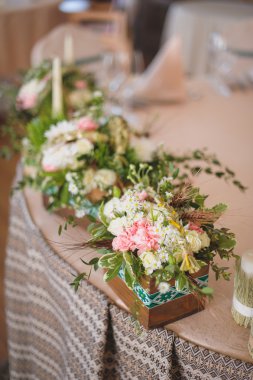 Ahşap kutularda çiçek kompozisyon ile hizmet veren tablo