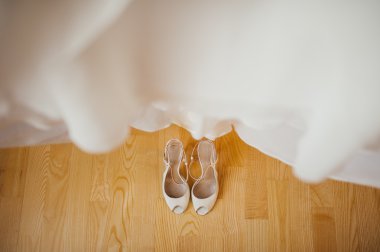 Ahşap parke üzerinde zarif gelin yüksek topuklu ayakkabı