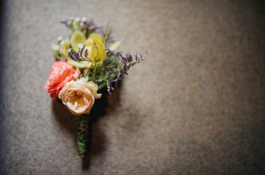 Yaka çiçeği pembe ve güller ile düğün, lavanta ve yeşil yaprakları gri arka plan bulanık üzerinde