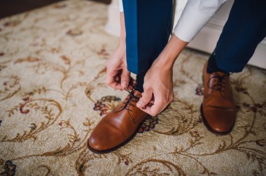 Erkek el ayakkabı bağcığı bağlama kırpılmış görünümü