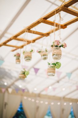 Güzel çiçek süslemeleri kavanozların içinde düğün