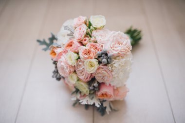 Hafif pembe ve beyaz renklerde zarif gelin buketi görünümünü yakın çekim