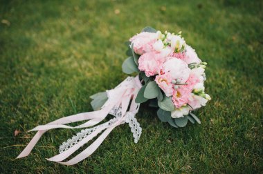 Hafif pembe ve beyaz renklerde zarif gelin buketi görünümünü yakın çekim