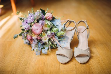 Düğün buketi ve ahşap zemin zemin üzerine gelin ayakkabıları 