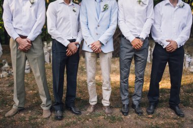 Damat ve satır havada duran Dört sağdıç