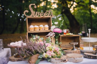 Açık havada tatlılar bar taze çiçeklerle süslenmiş