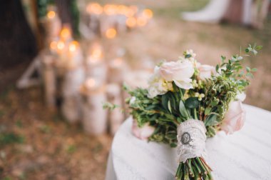 Zarif gelin buketi yakın çekim görünümünü beyaz masada