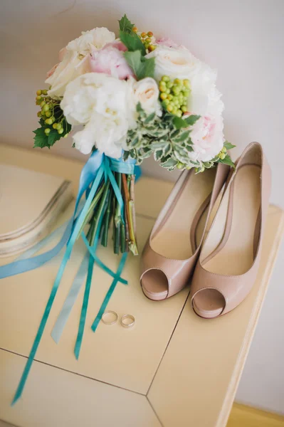 stock image Close-up view of wedding shoes, beautiful bouquet  and wedding rings