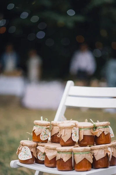 Chutné Svatební Favorizuje Sklenicích Dřevěné Židli — Stock fotografie