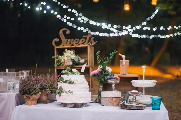 Çok Düzey Beyaz Düğün Pastası Ayakta Çiçek Süslemeleri Ile Masada — Stok fotoğraf
