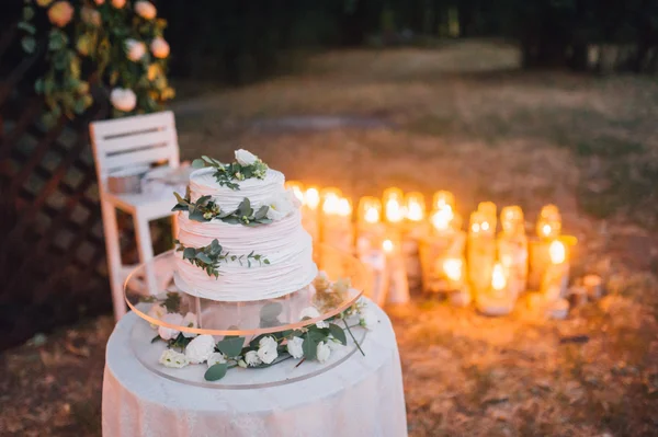 Yeşiller maliyeti çiçekli bir cam tabakta beyaz düğün Pasta krema ile süslenmiş — Stok fotoğraf