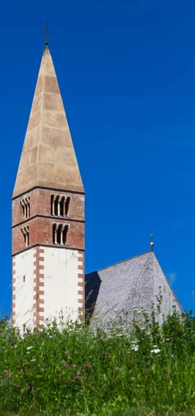 Igreja através dos prados — Fotografia de Stock