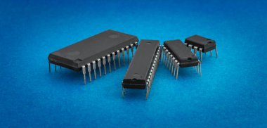 Renkli bir arka plan üzerinde çeşitli entegre devreler