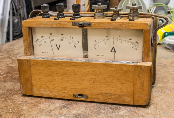 Medidor eléctrico analógico Vintage Fotos De Stock