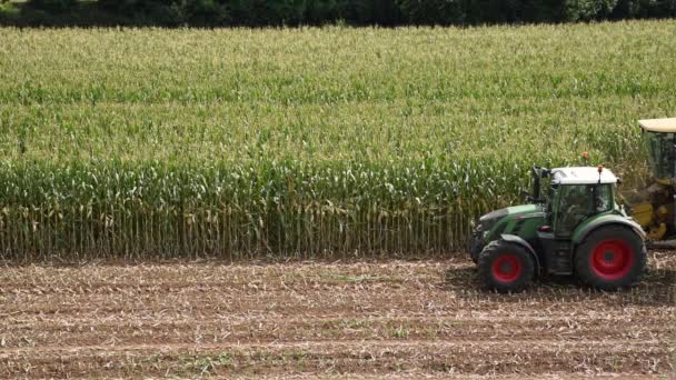 Kombinovat Kombajn Traktor Krabicí Sbírat Kukuřici Pohybující Párech — Stock video