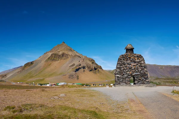 アルナルスタピの小さな漁村で巨大なトロールの男は岩で作られています その形状は背景にあるStapafell山の形に基づいている アイスランド ストック画像
