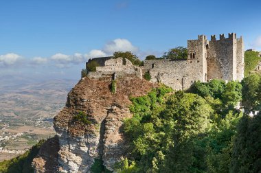Turistler Castello di Venere 'yi ziyaret eder, Erice, Trapani, Sicilya, İtalya' da bulunan bir ortaçağ ve Norman kalesidir.