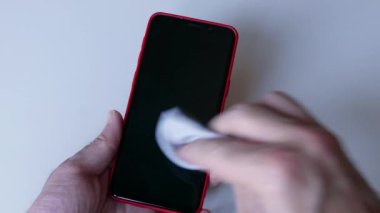 Akıllı telefon parmak izlerini mikrofiber bezle temizlemek