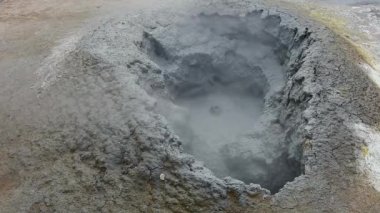 Kuzey İzlanda 'daki Krafla jeotermal alanına dahil olan Hver' deki çamur dolu kraterler..