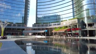 Milano 'daki Piazza Gae Aulenti' deki Unicredit kulesinin dibinde.