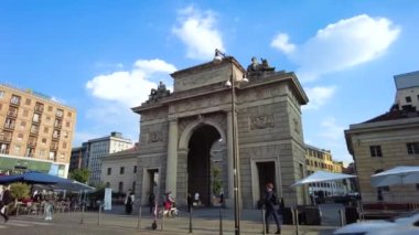 Corso Como bölgesinde sağdan sola doğru panoramik. Ön planda Porta Garibaldi. Klüplerle dolu bir alan ve turist ve sakinler için buluşma noktası.