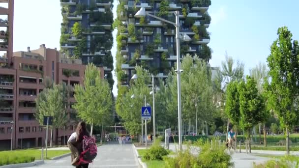 Gente Cammina Sotto Gli Edifici Noti Come Bosco Verticale Grattacieli — Video Stock