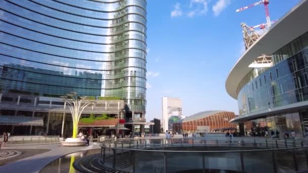 Milano Daki Piazza Gae Aulenti Nin Panoramik Manzarası Önplandaki Unicredit — Stok video