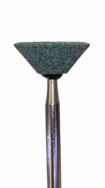 Öğütücü kafa. Oymacı. Oyma aleti. Takma diş üretimi için bir araç. Diş aletleri. Beyazda izole edilmiş.