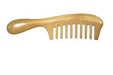 Sandalwood tarağı. Sandal ağacı tarağı. İzole görüntü. Kuaförler için ekipman.