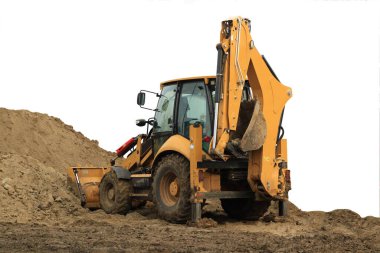 Bir buldozer kum kazıyor. Beyazda izole edilmiş