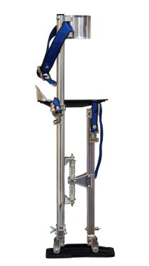 Ayaklık inşa etme görüntüsü. Beyazda izole edilmiş. Kız inşaat ayaklıkları takıyor. Bina sütunları. Yüksek irtifa işi. Ayaklıklar üzerinde çalış. Ayaklıklar üzerinde çalışan bir işçi.