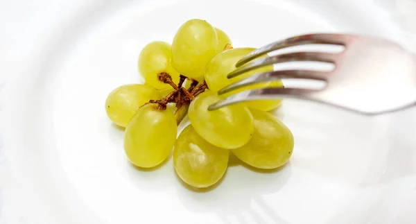 Raisins Verts Sur Une Assiette Qui Est Empalée Sur Une — Photo