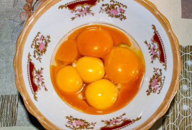 Tabakta yumurta sarısı ve yumurta beyazı var. Yukarıdan görünüşü.