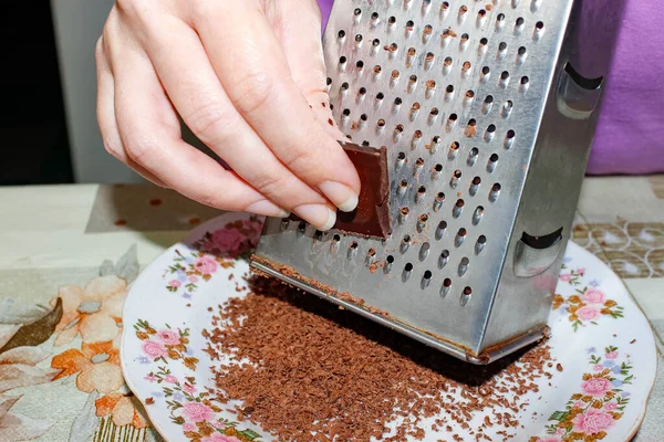 Una Mano Mujer Que Frota Una Barra Chocolate Rallador Primer — Foto de Stock