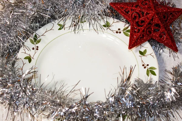 Placa Vacía Mesa Navidad Decorada Con Oropel Preparándose Para Las — Foto de Stock