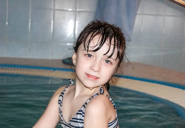 Een Klein Meisje Met Nat Haar Poserend Het Zwembad Close — Stockfoto