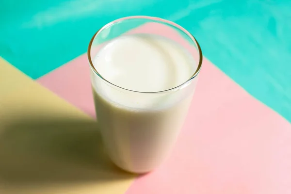 Ein Glas Milch Mit Schatten Auf Farbigem Hintergrund Nahaufnahme Selektive — Stockfoto