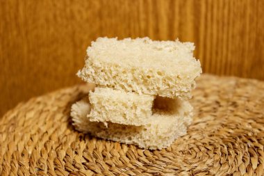 Ahşap arka planda taze gri ekmek dilimleri. Yakın çekim, seçici çekim.