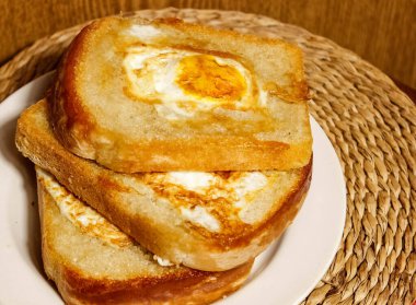 Tabakta birkaç yumurtalı sandviç. Yakın çekim, seçici çekim.