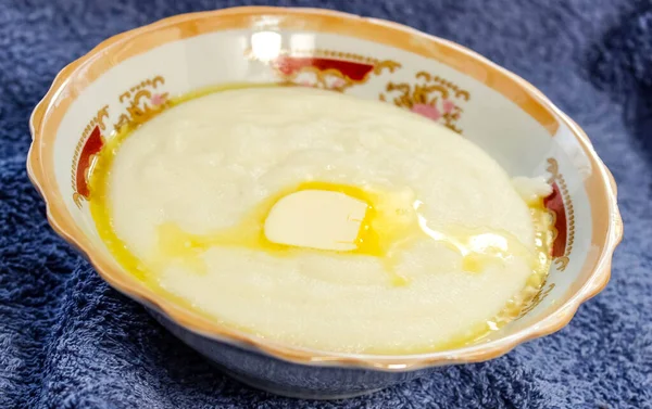 Ein Teller Heißer Grießbrei Mit Butter Nahaufnahme — Stockfoto