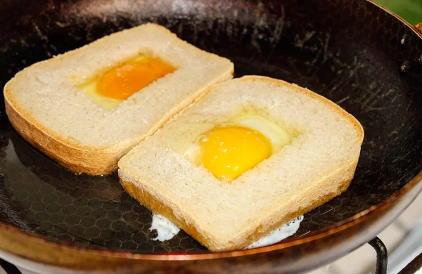 Uova Sono Fritte Una Padella Con Pane Quadrato Focus Selettivo — Foto Stock