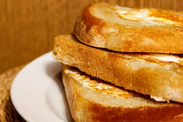 Gebratene Eiersandwiches Auf Einem Teller Großaufnahme Selektiver Schuss — Stockfoto