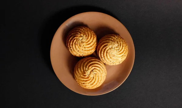 Кілька Пісочних Печива Маком Блюдці Чорному Тлі Нічна Закуска Солодкого — стокове фото